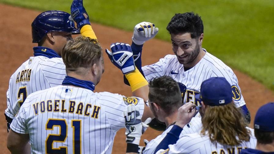 Yelich anota con elevado en la 9na; Cerveceros se imponen