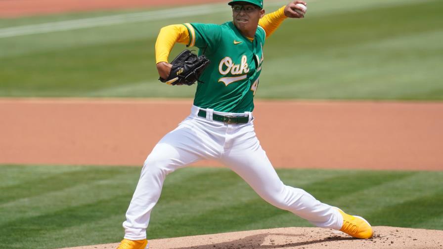 Atléticos: Luzardo se lesiona la mano con videojuegos