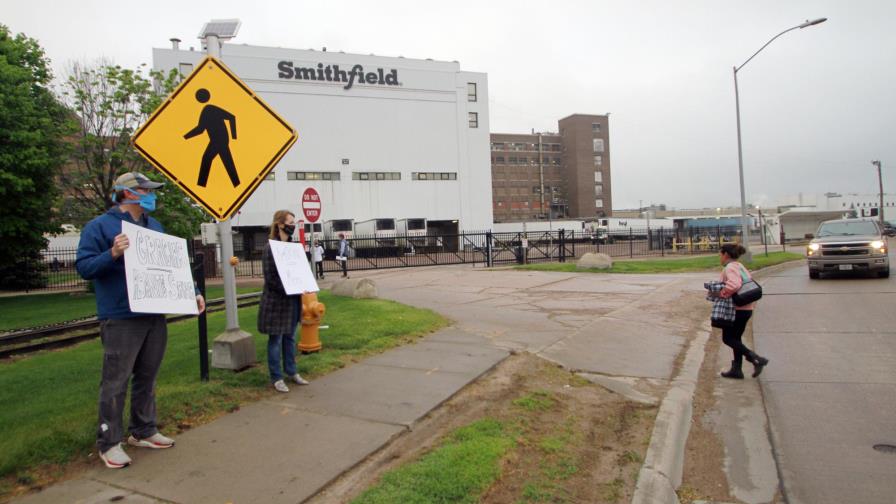 EEUU dará $600 a obreros de procesadoras de carne por COVID