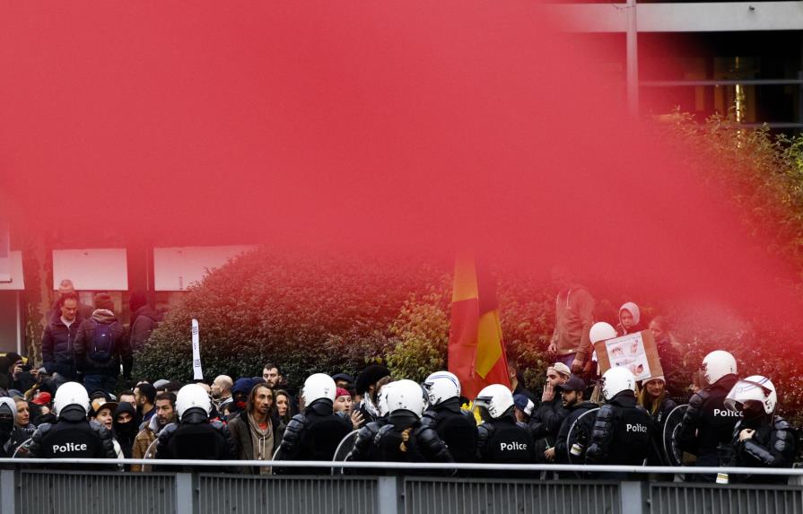 Protestan en Bruselas contra medidas COVID