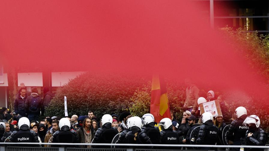 Protestan en Bruselas contra medidas COVID