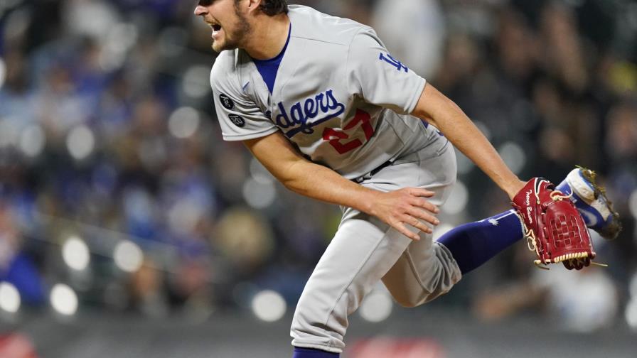 Bauer brilla; gato invade el terreno; Dodgers ganan