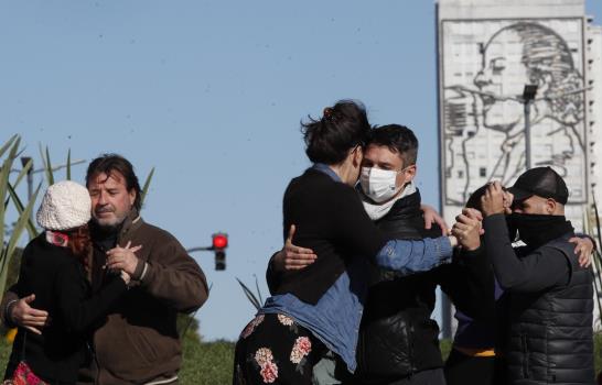 Protestan contra confinamiento bailando tango en Argentina