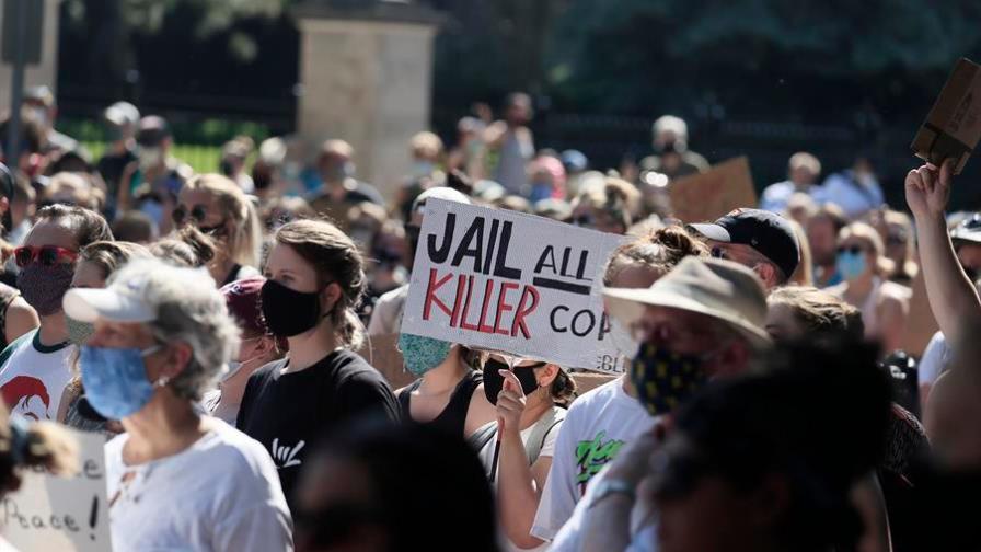 Familiares de víctimas policiales en N.York piden publicar los expedientes