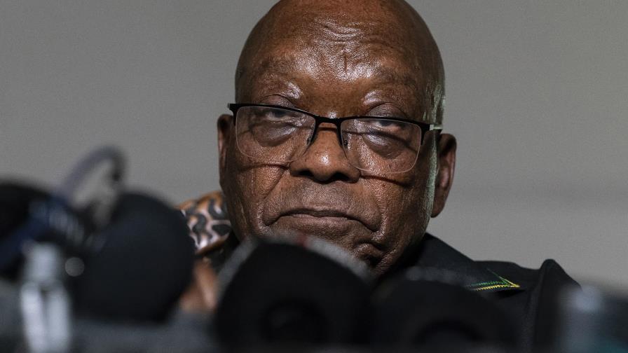 Expresidente sudafricano Zuma se entrega para ir a la cárcel