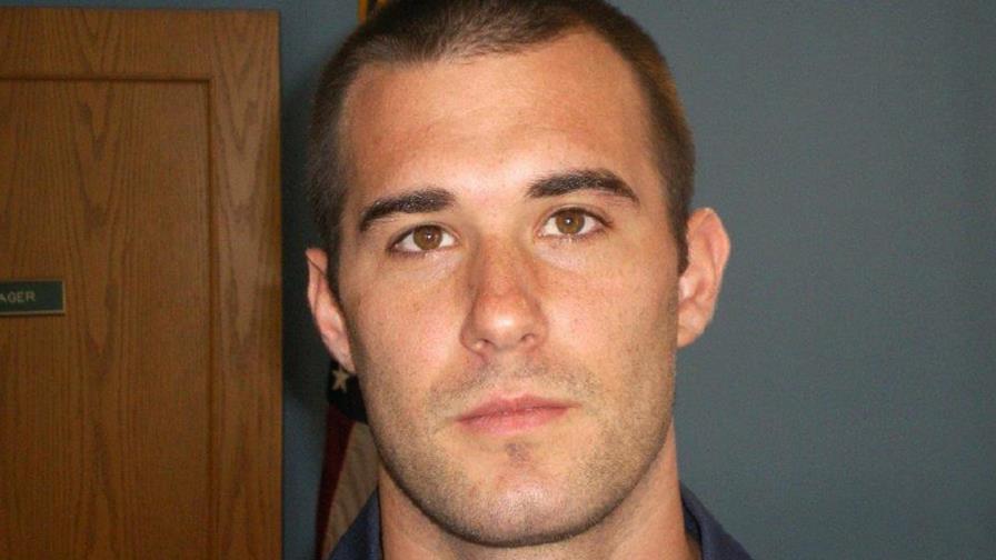 Absuelven de homicidio a expolicía que mató a hombre negro