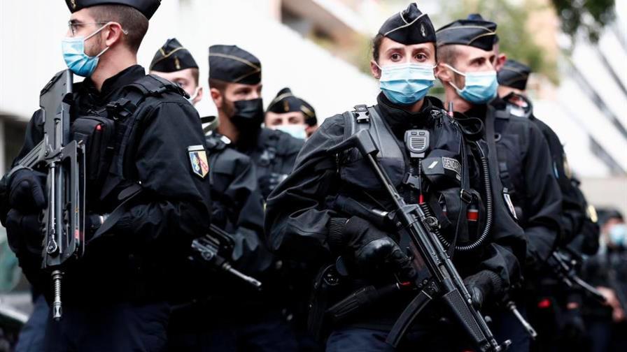 Hombre ataca con arma blanca cerca de la antigua sede de Charlie Hebdo en París
