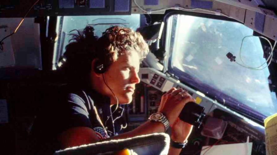 Astronauta se convierte en la primera mujer en llegar al punto más profundo del océano