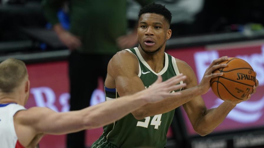 Giannis logra triple-doble; Bucks vencen a Pistons