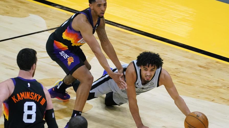 Spurs apalean a Suns y les cortan racha en Phoenix