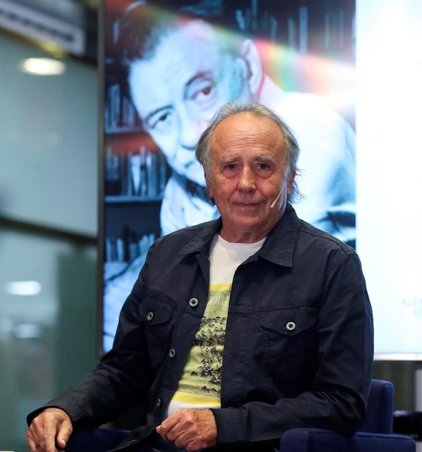 El cantautor Joan Manuel Serrat participa en un homenaje al escritor uruguayo Mario Benedetti en el centenario de su nacimiento