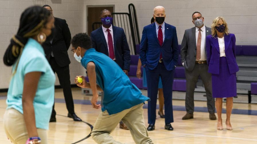 Republicanos arremeten contra plan de vacunación de Biden