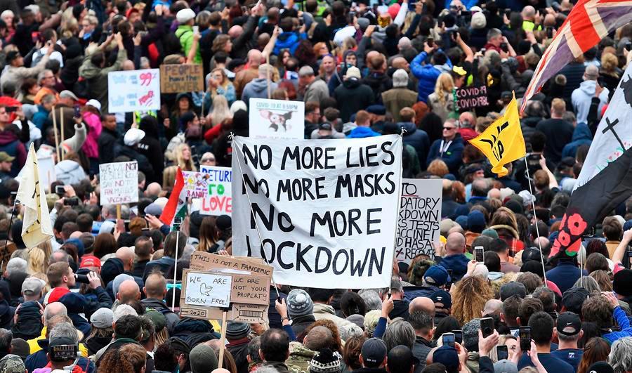 Miles de manifestantes contra las restricciones chocan con la policía en Londres