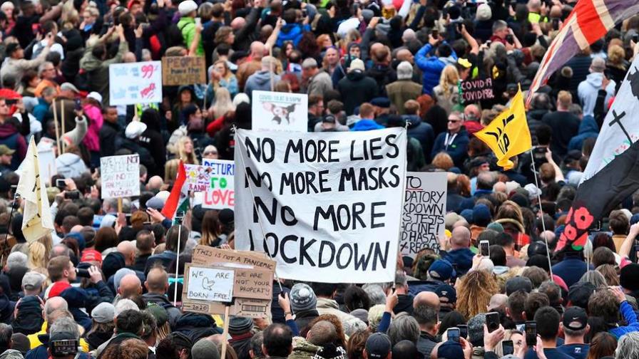 Miles de manifestantes contra las restricciones chocan con la policía en Londres