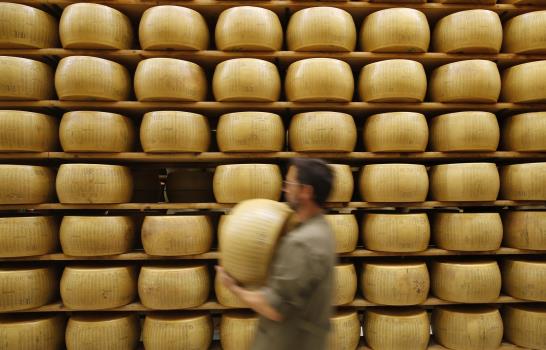 Clientes de EEUU compran queso italiano antes de aranceles