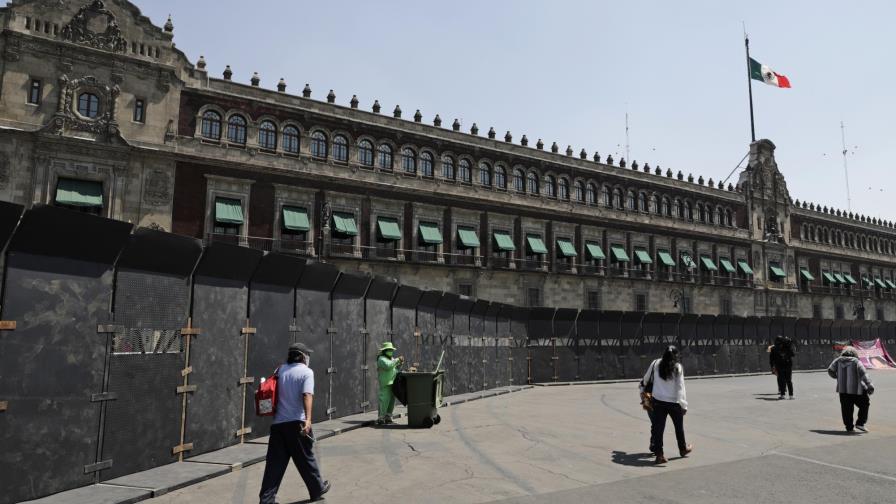 México coloca barreras en Palacio Nacional ante protestas