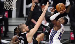 Kings ganan cuarto duelo seguido, superan a Clippers