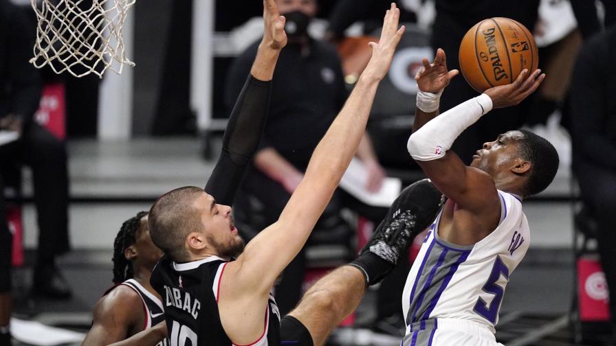 Kings ganan cuarto duelo seguido, superan a Clippers