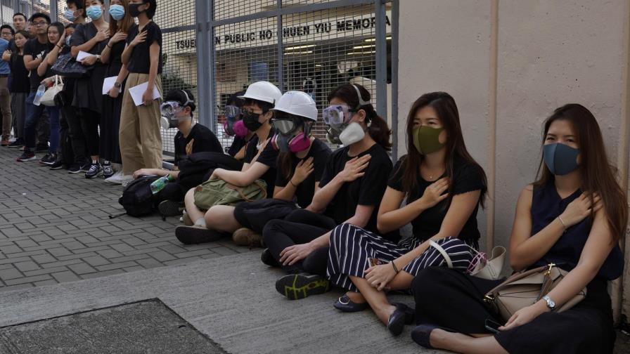 Críticas a policía en Hong Kong tras disparo a manifestante