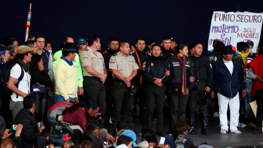 Policías retenidos por manifestantes indígenas en Quito aseguran estar bien