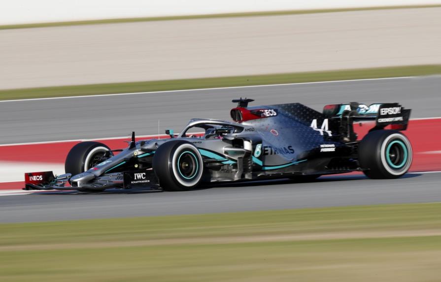 Hamilton domina al iniciar pretemporada, Pérez tercero