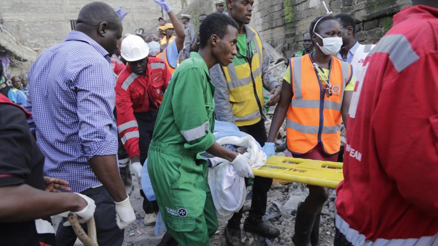 Hallan 2 vivos en escombros de edificio derrumbado en Kenia Hallan 2 vivos en escombros de edificio derrumbado en Kenia