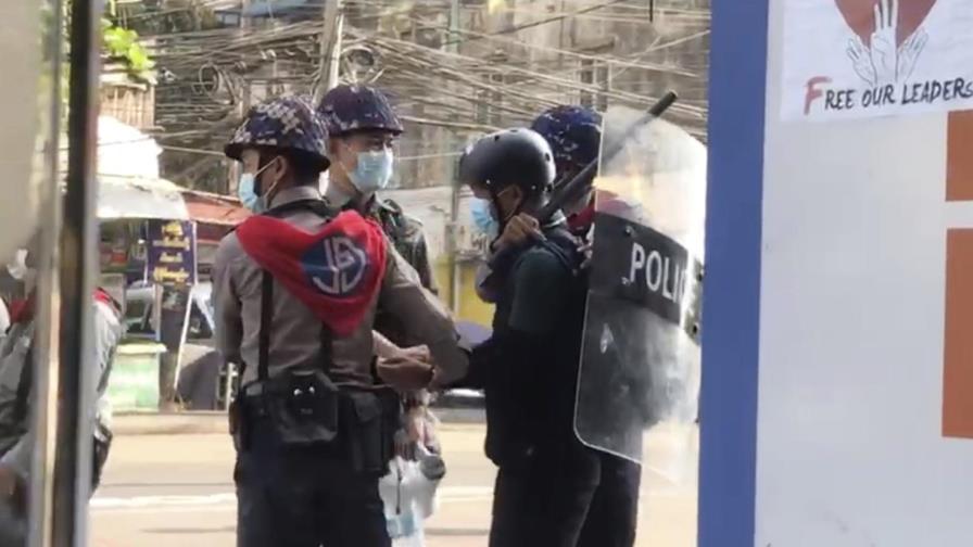 Video muestra arresto de periodista de AP en Myanmar