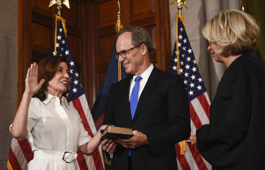 Hochul asume cargo como la primera mujer gobernadora de NY