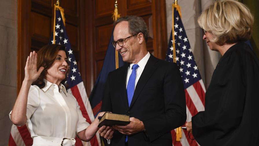 Hochul asume cargo como la primera mujer gobernadora de NY