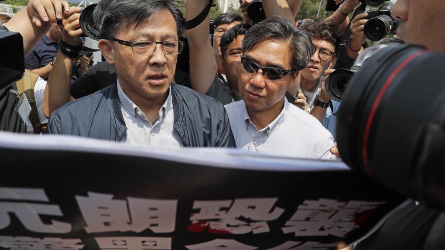 Apuñalan a un legislador proBeijing en Hong Kong