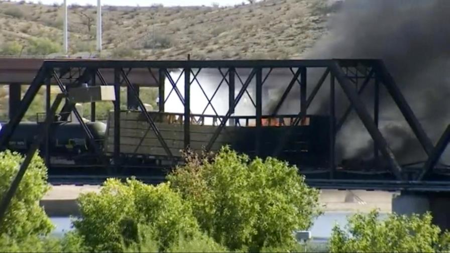 Tren se descarrilla y causa incendio en puente en Arizona