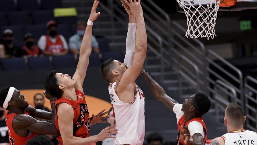 Vucevic y LaVine lideran a Bulls en triunfo ante Raptors