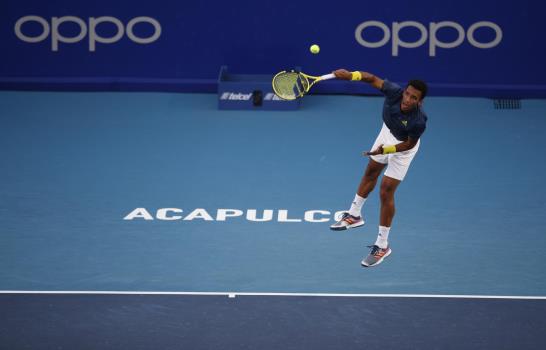Tsitsipas vence a Isner y se mete a cuartos en Acapulco