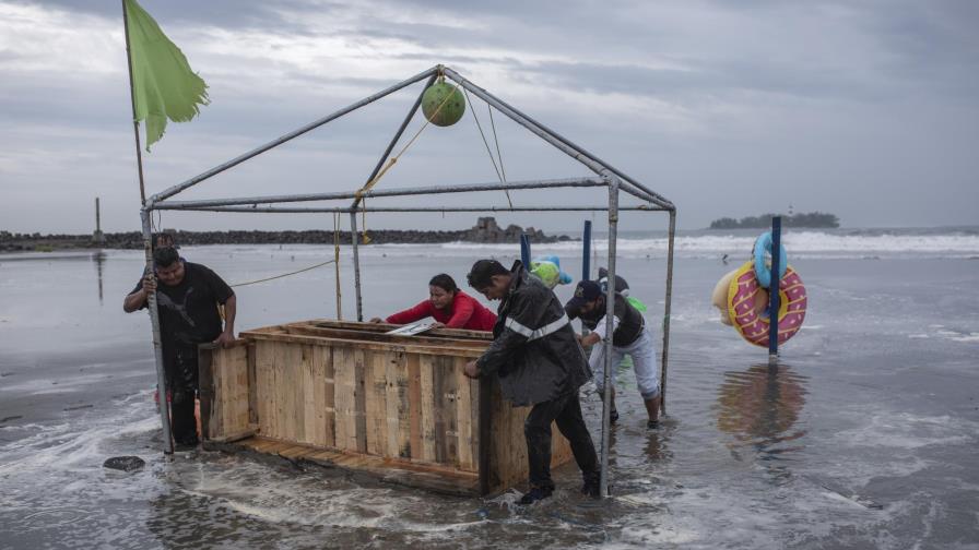 Grace baja a tormenta tropical y avanza en centro de México