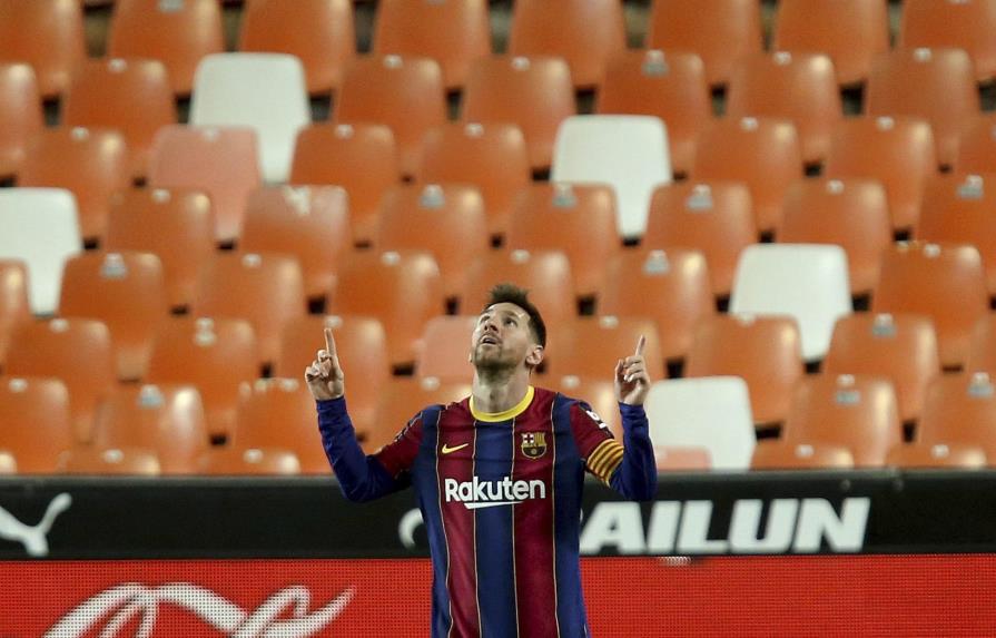 Messi mantiene al Barcelona cerca de la cima en España