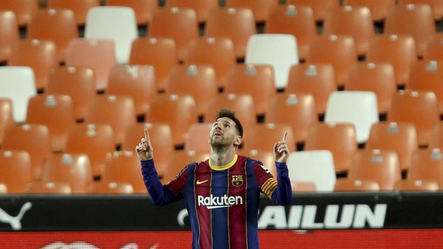 Messi mantiene al Barcelona cerca de la cima en España