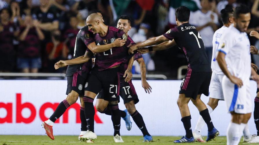 México vence a El Salvador y se adueña del Grupo A