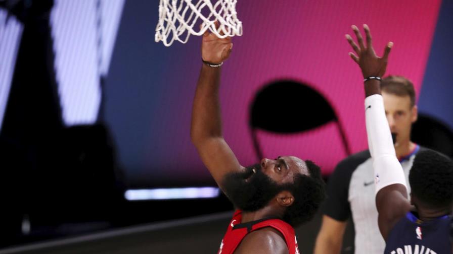 Harden brilla con 49 puntos; Rockets superan a Mavs