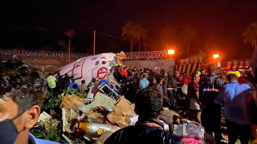 Al menos 10 muertos al salirse de la pista un avión al aterrizar en India