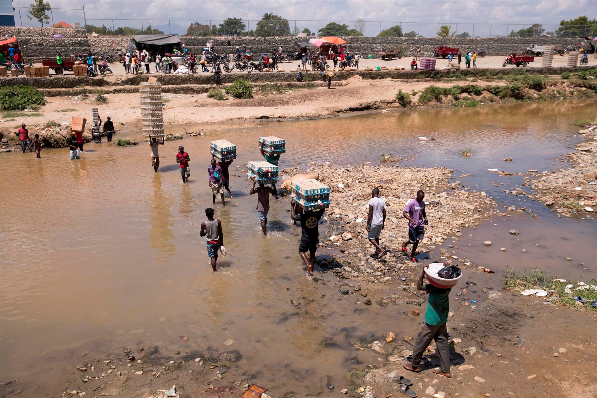 Haitianos atraviesan el río Masacre para comercializar productos en el mercado binacional que funciona en Dajabón.