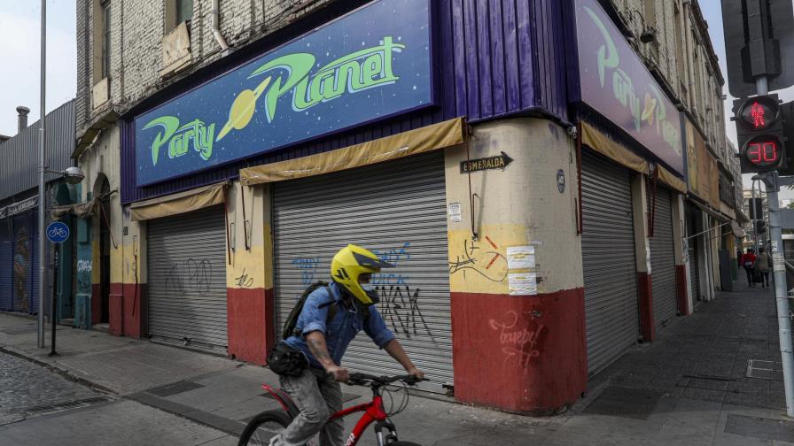 Chile cierra fronteras y aumenta restricciones por COVID-19