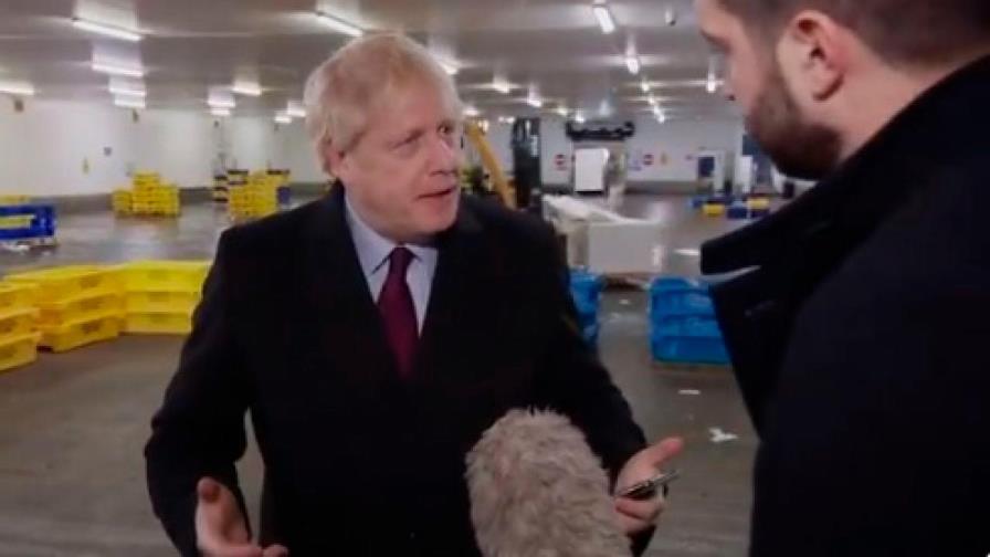 Johnson arranca el móvil a un reportero que le muestra foto de niño enfermo