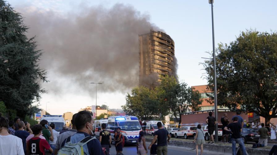 Bomberos combaten incendio en un rascacielos en Milán Bomberos combaten incendio en un rascacielos en Milán