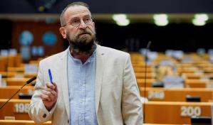 El eurodiputado húngaro que participó en la orgía gay abandona su partido