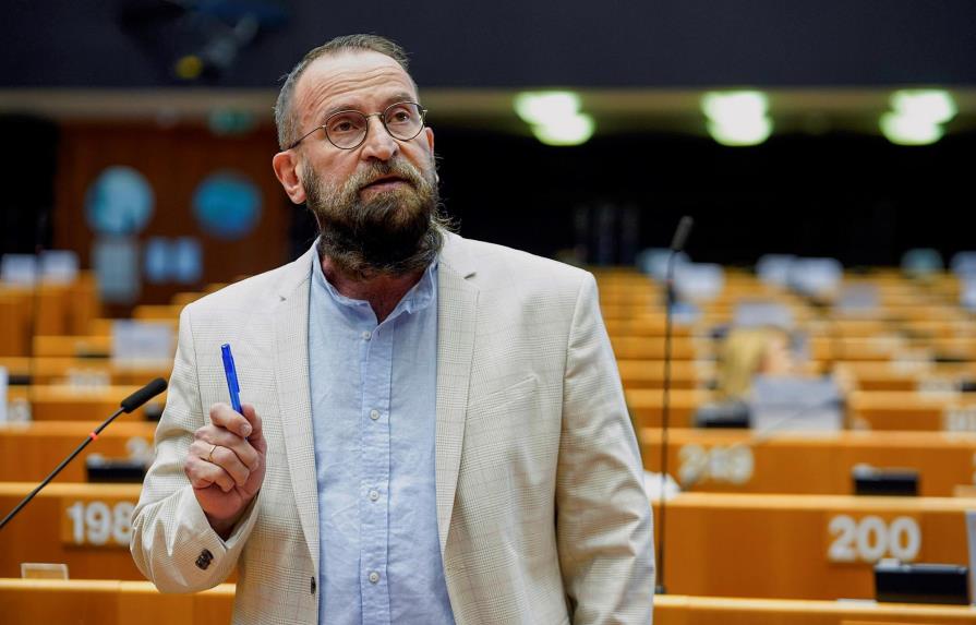 El eurodiputado húngaro que participó en la orgía gay abandona su partido