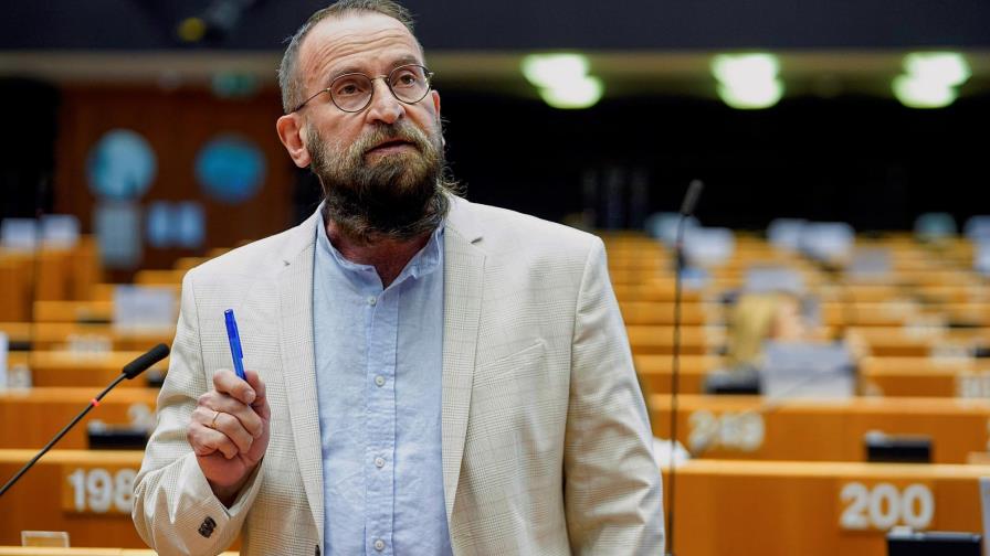 El eurodiputado húngaro que participó en la orgía gay abandona su partido El eurodiputado húngaro que participó en la orgía gay abandona su partido