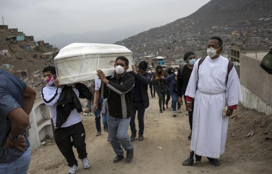 Laico venezolano ora por los muertos en cementerio de Perú