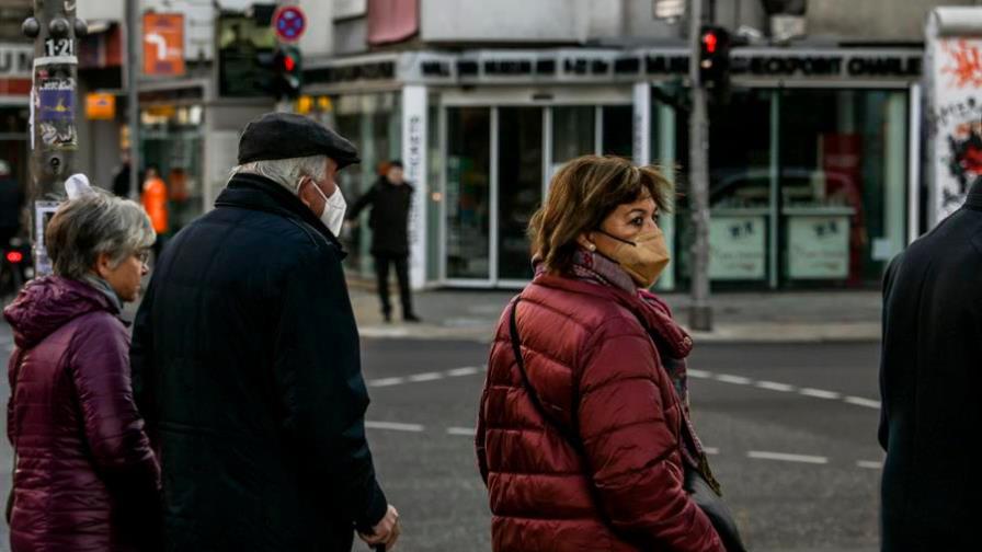 Alemanes estarán vacunados, curados o muertos este invierno, alerta ministro
