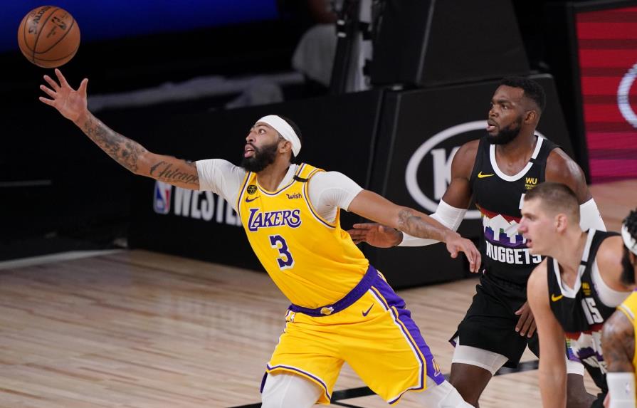 Davis anota 34 y pone a los Lakers a un triunfo de la final de la NBA
