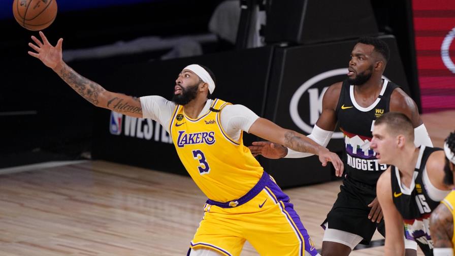 Davis anota 34 y pone a los Lakers a un triunfo de la final de la NBA